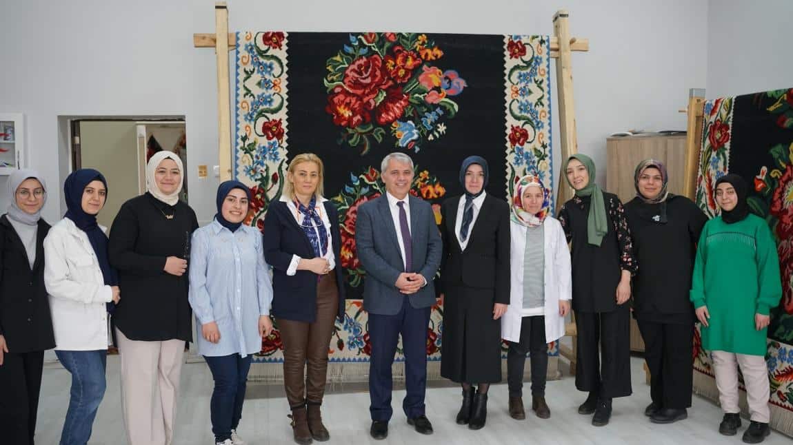 Erzurum Yakutiye İlçe Milli Eğitim Müdürümüz Sayın Abdurrahman GAZİOĞLU, dokuması tamamlanan Bardız Kilimini keserek bizleri onurlandırmıştır.